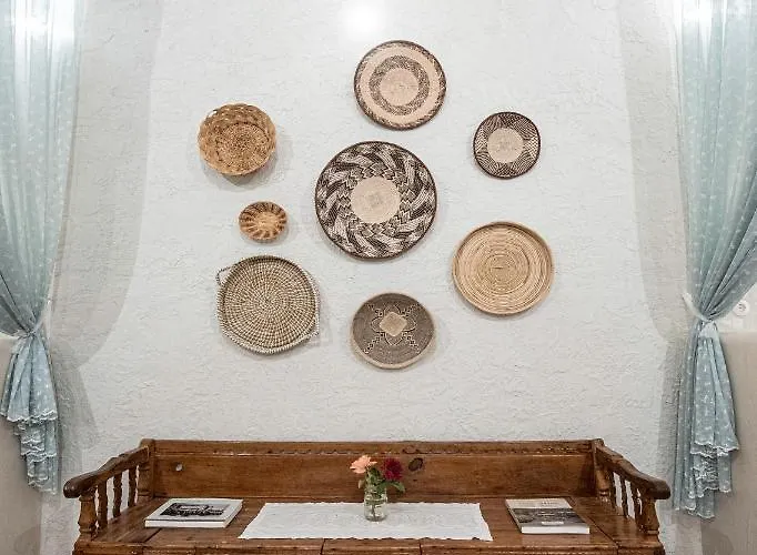 Rose Traditional House *